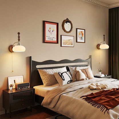 Vintage Wandlamp Met Trekkoord, Walnoot Houten Wandplaat En Opaalglazen Kap