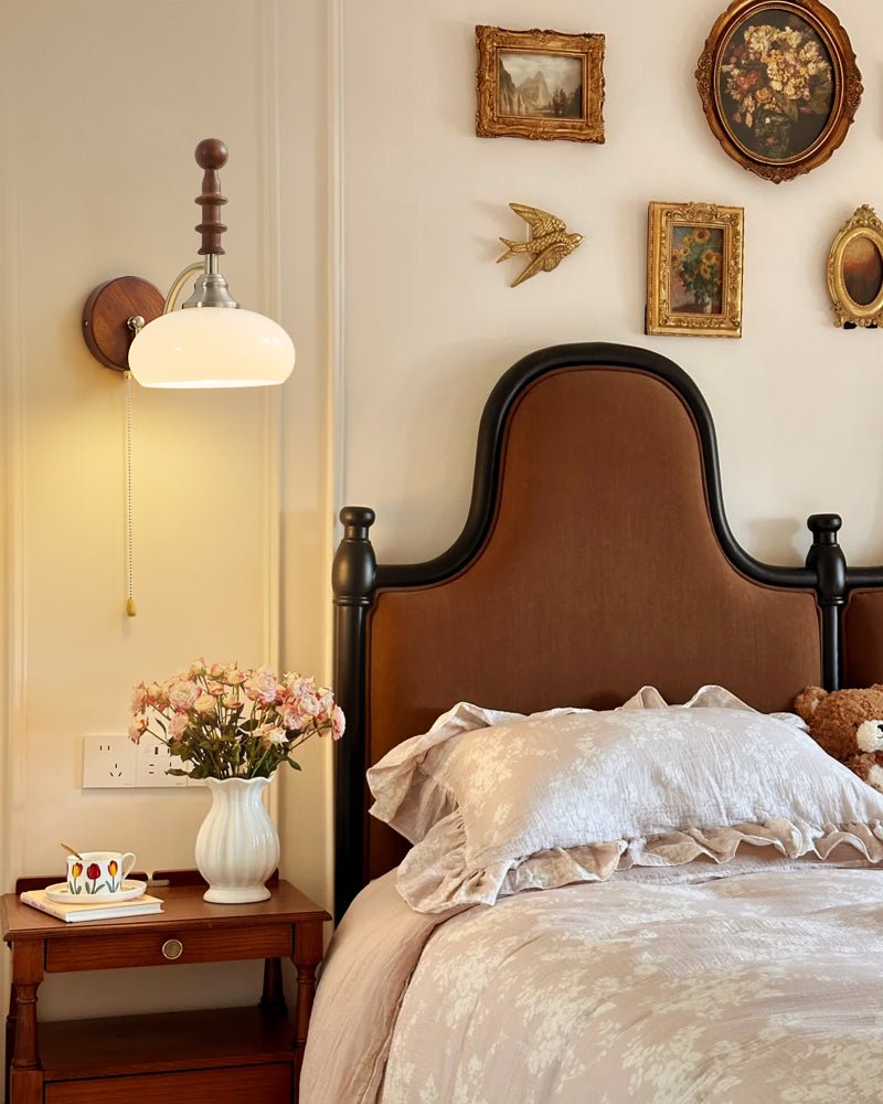 Vintage Wandlamp Met Trekkoord, Walnoot Houten Wandplaat En Opaalglazen Kap